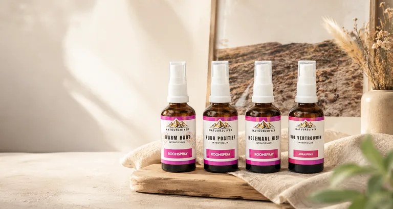 Natuurzuiver intentielijn roomsprays en auraspray in een warme natuurlijke opstelling